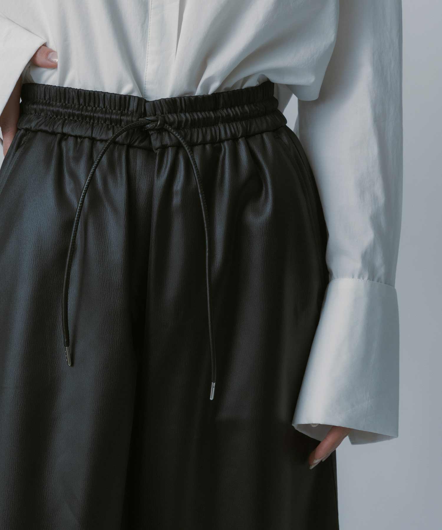 【2月中旬お届け】レザーライク チンツイージーパンツ