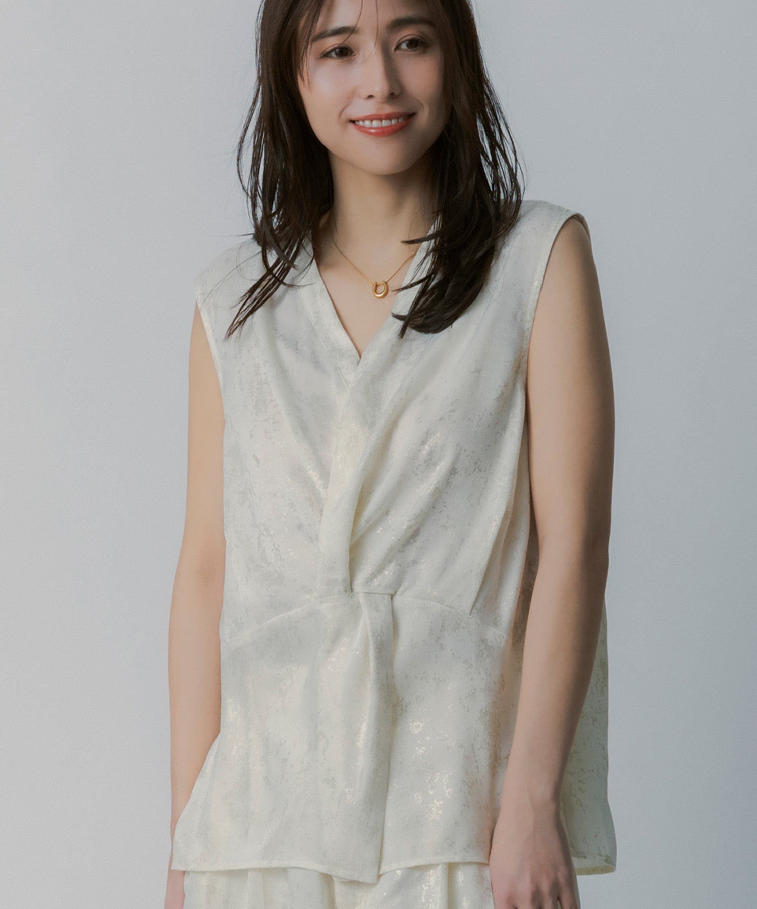 箔プリント ツイストVネックカットソー