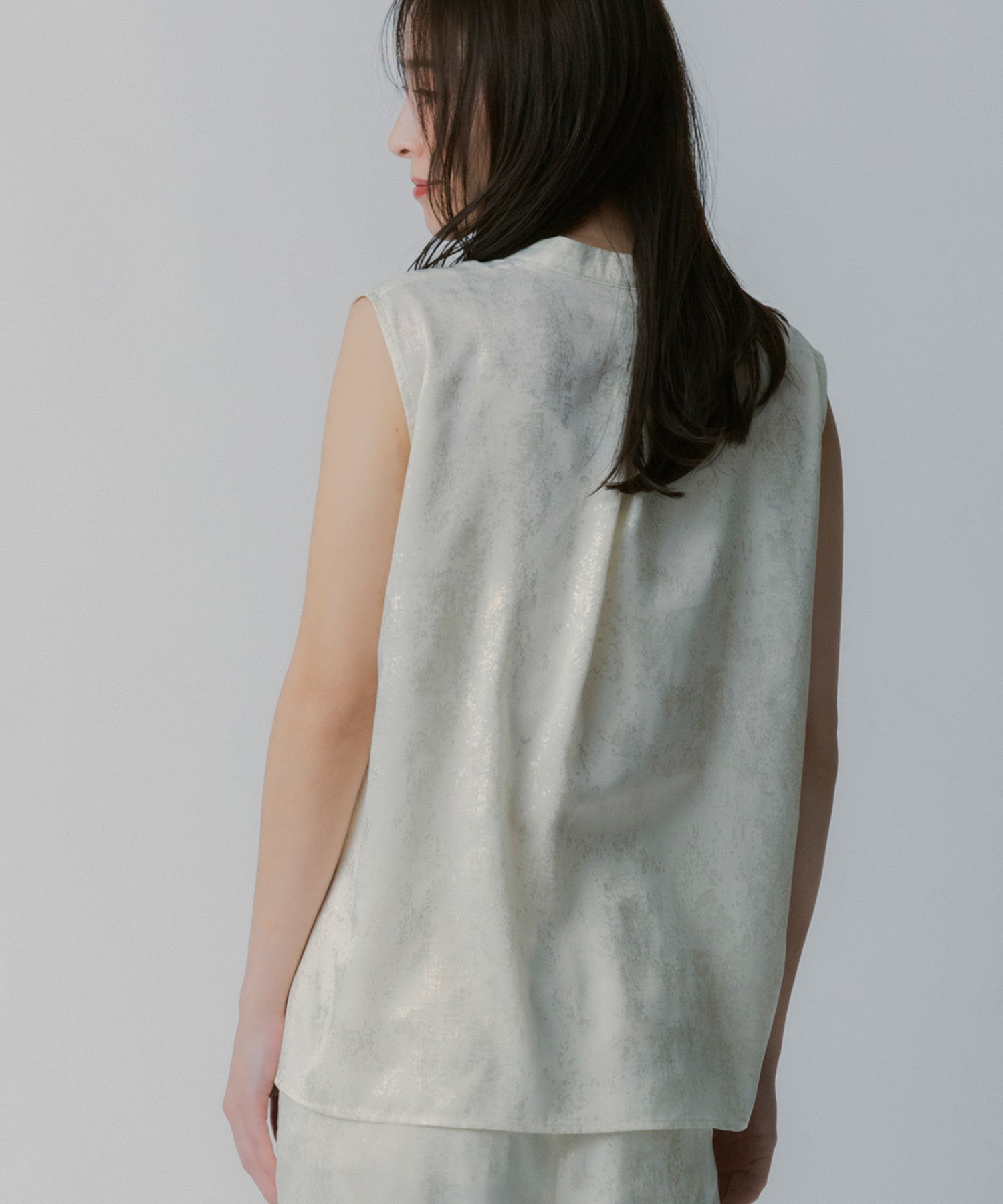 箔プリント ツイストVネックカットソー