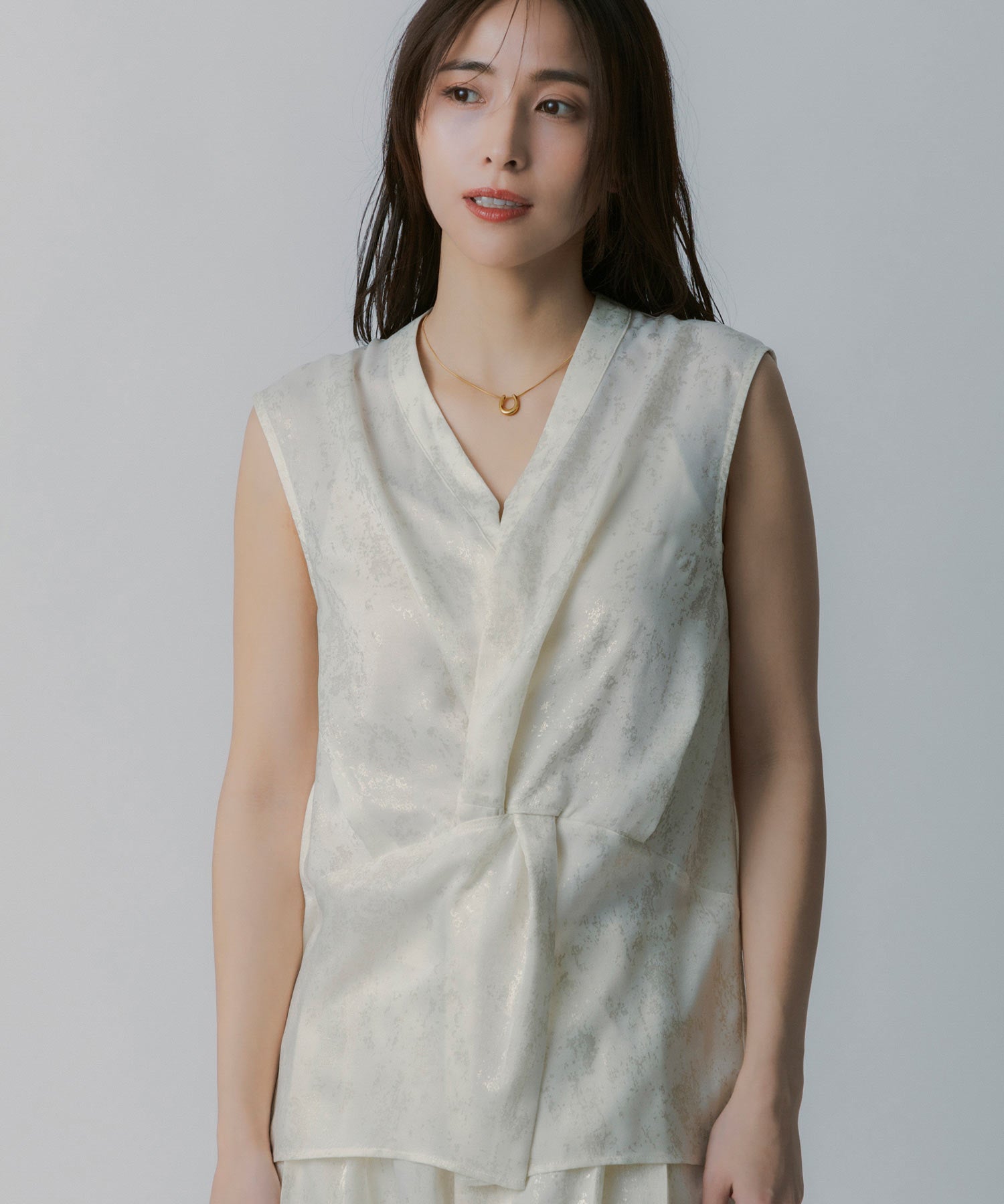 箔プリント ツイストVネックカットソー