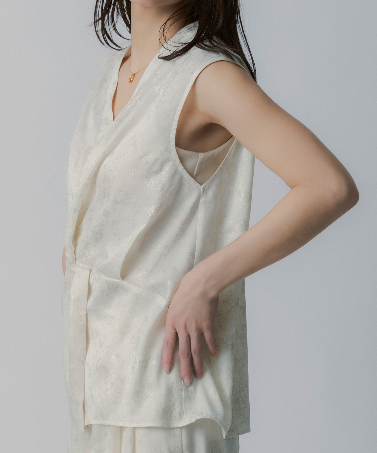 箔プリント ツイストVネックカットソー