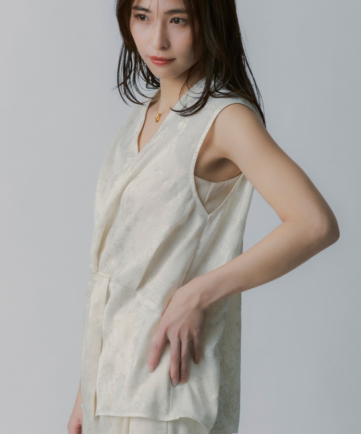 箔プリント ツイストVネックカットソー