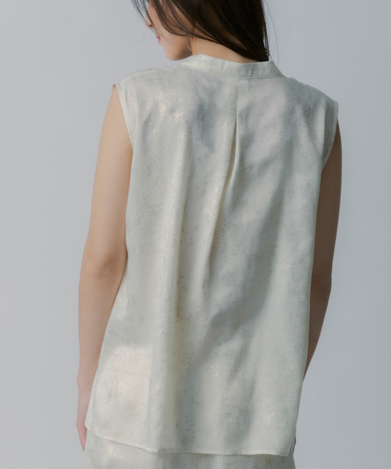 箔プリント ツイストVネックカットソー