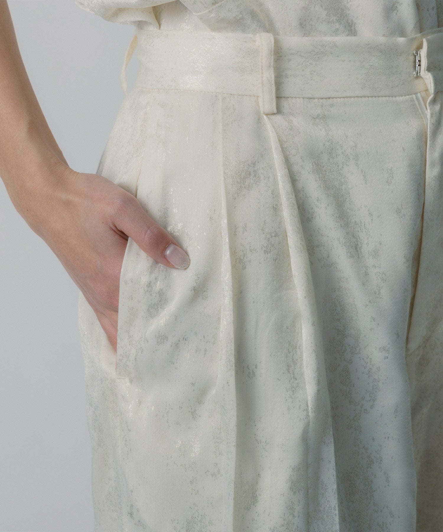 箔プリントタックパンツ