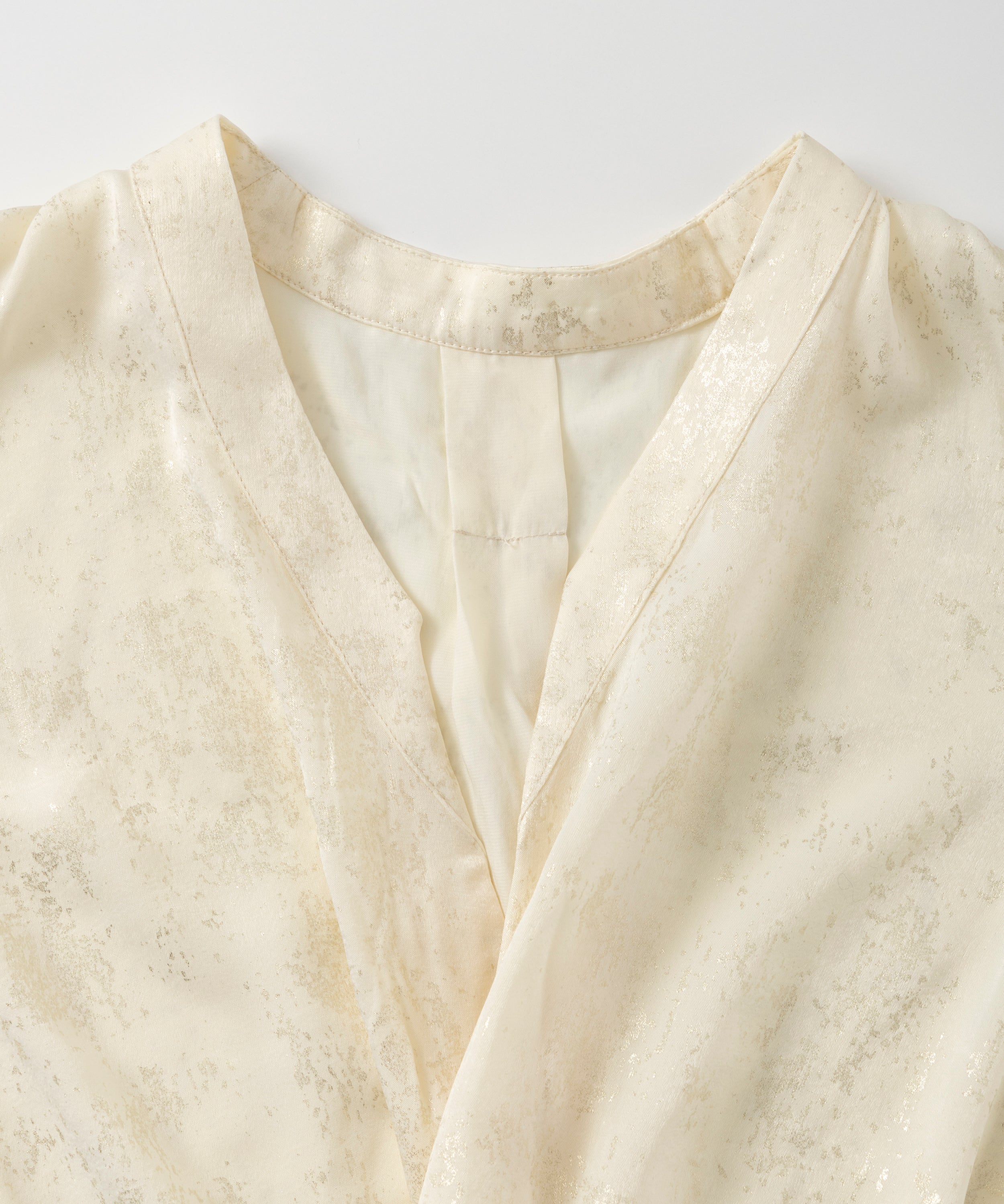 箔プリント ツイストVネックカットソー