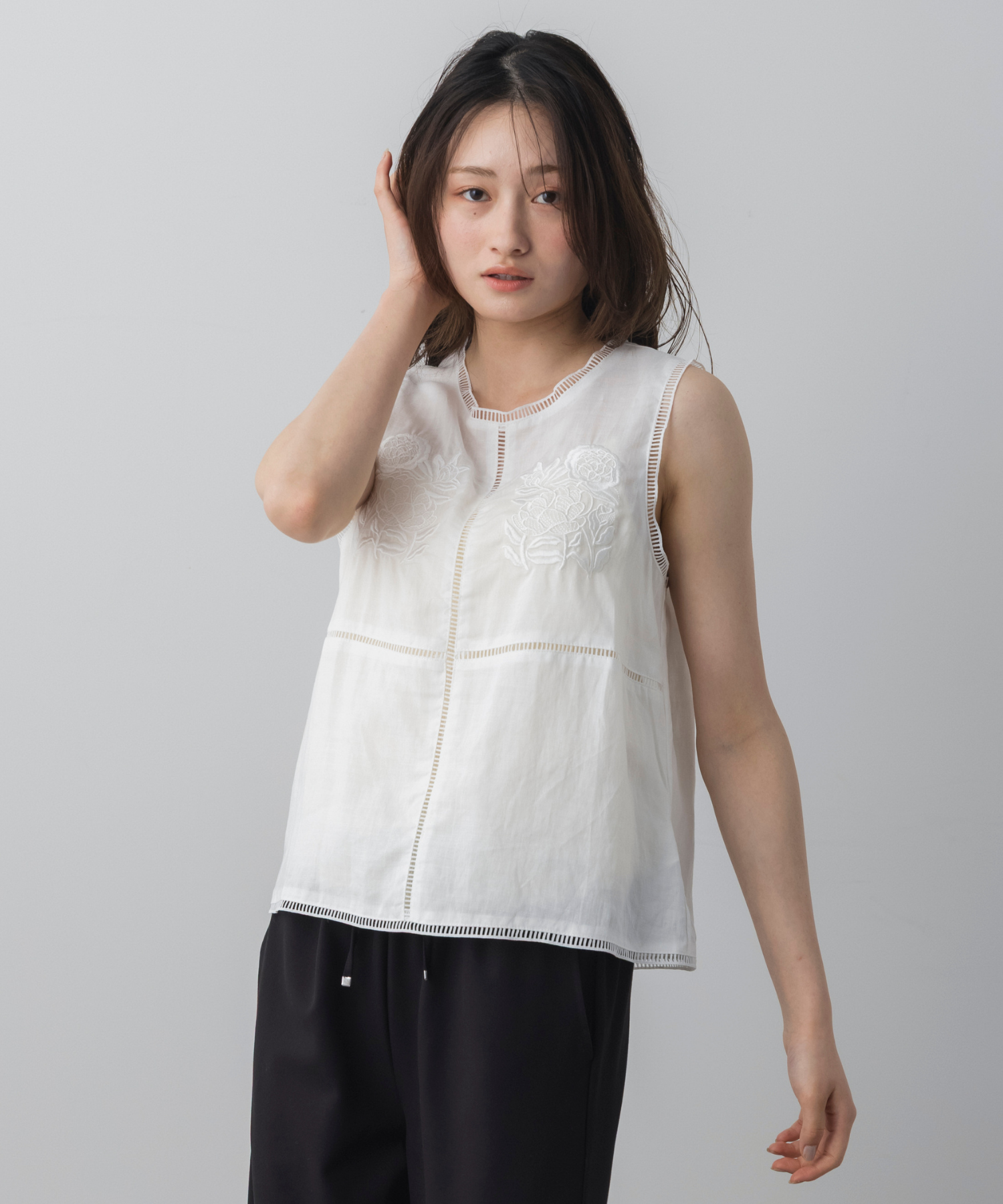 フラワー刺繍ノースリーブブラウス