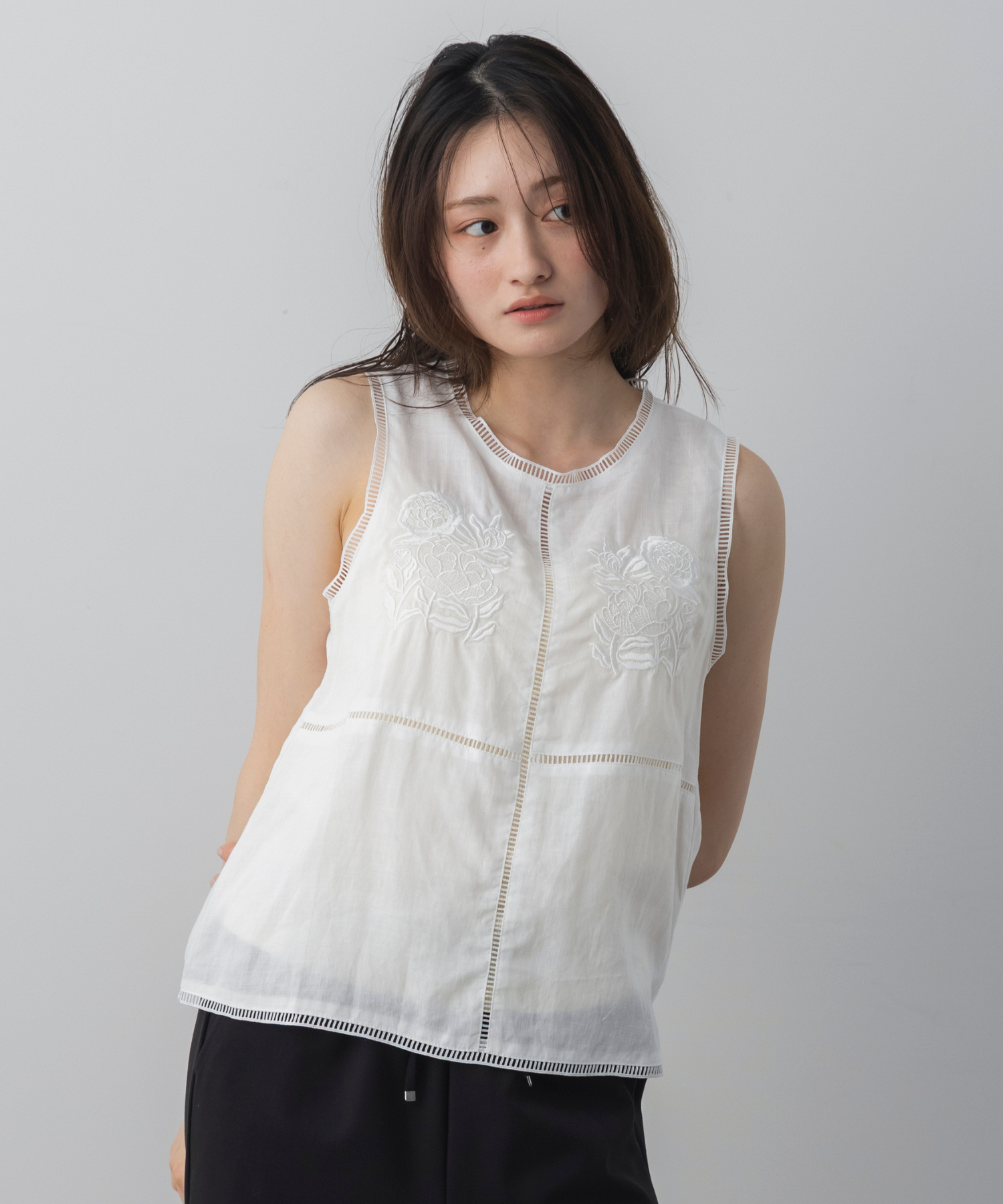 フラワー刺繍ノースリーブブラウス