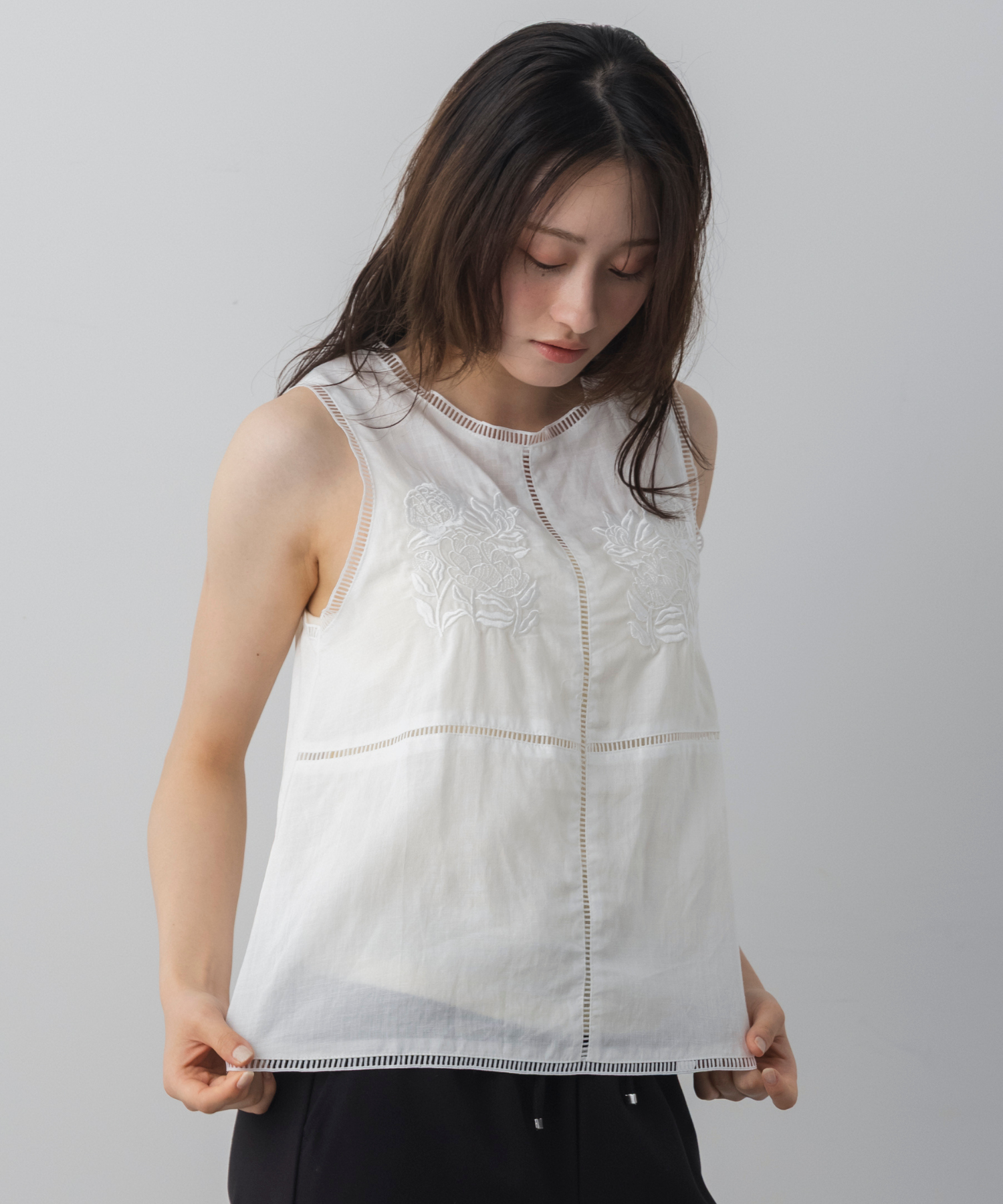 フラワー刺繍ノースリーブブラウス