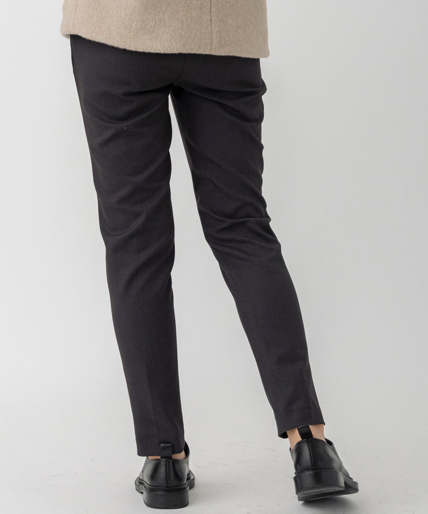 ストレッチテーパードパンツ