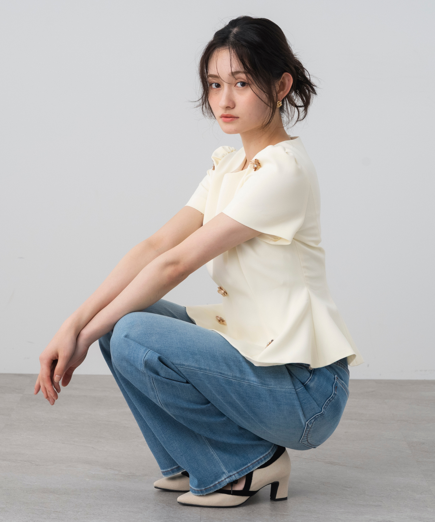 フラワーモチーフパフスリーブペプラムトップス｜AJUGA.（アジュガ