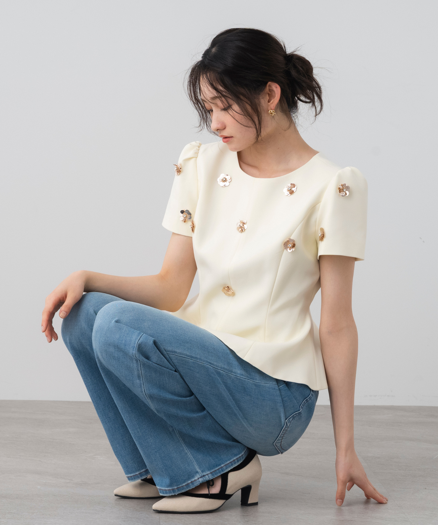 フラワーモチーフパフスリーブペプラムトップス｜AJUGA.（アジュガ