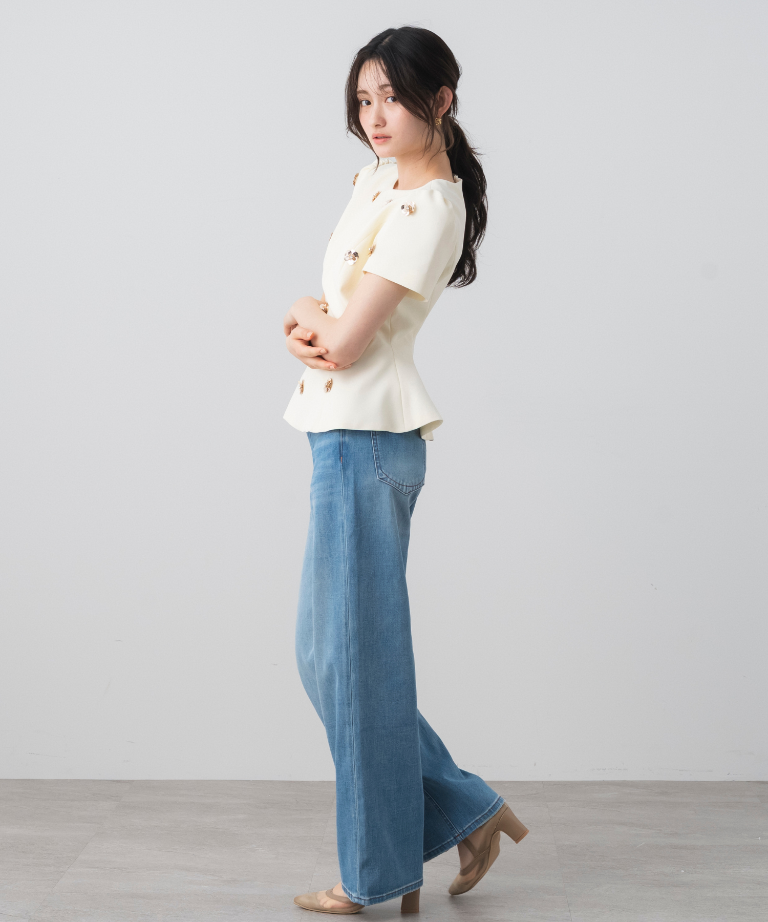 フラワーモチーフパフスリーブペプラムトップス｜AJUGA.（アジュガ