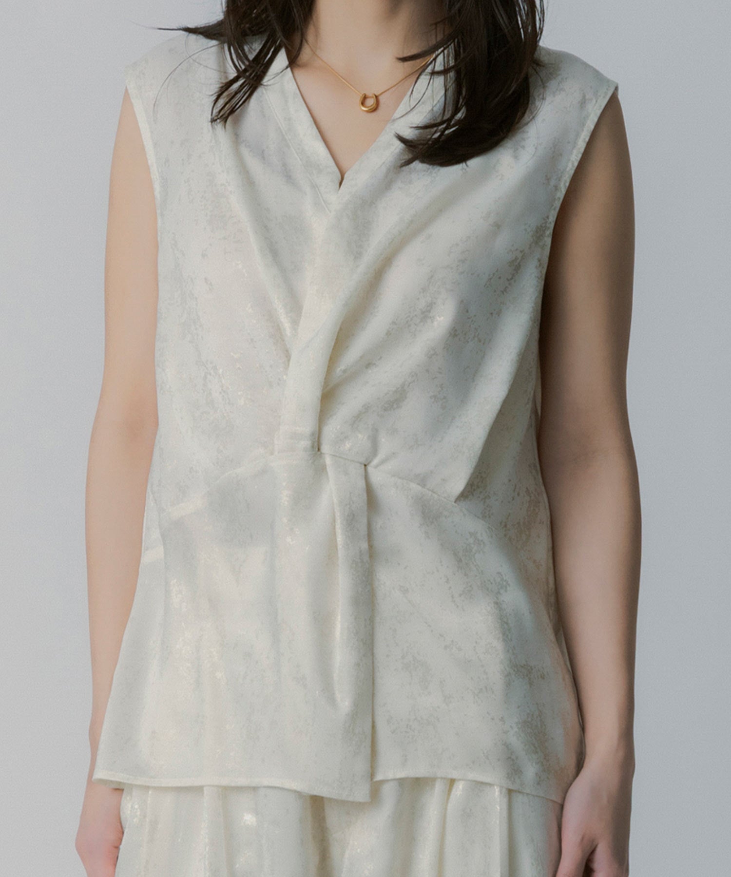 箔プリント ツイストVネックカットソー