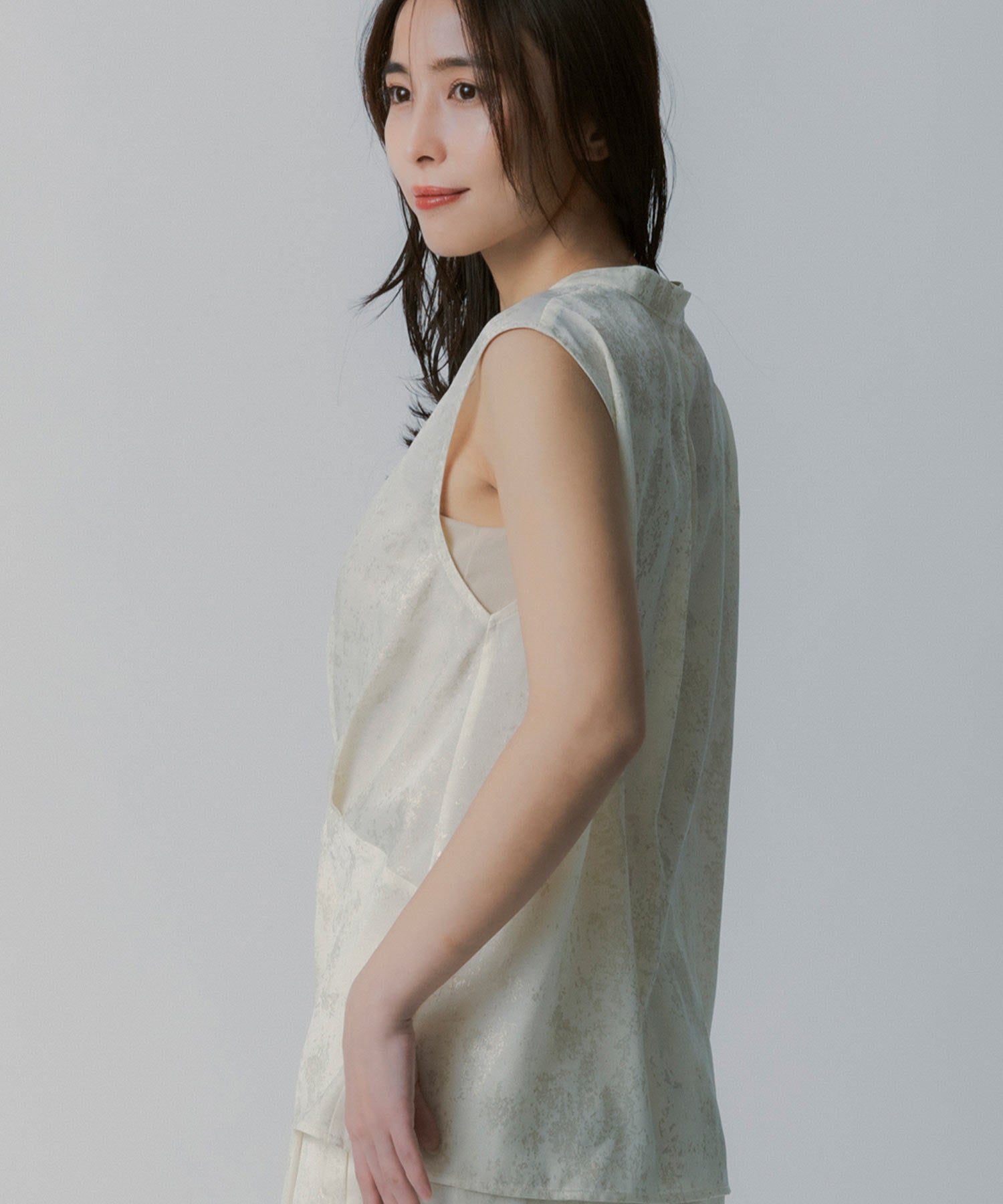 箔プリント ツイストVネックカットソー