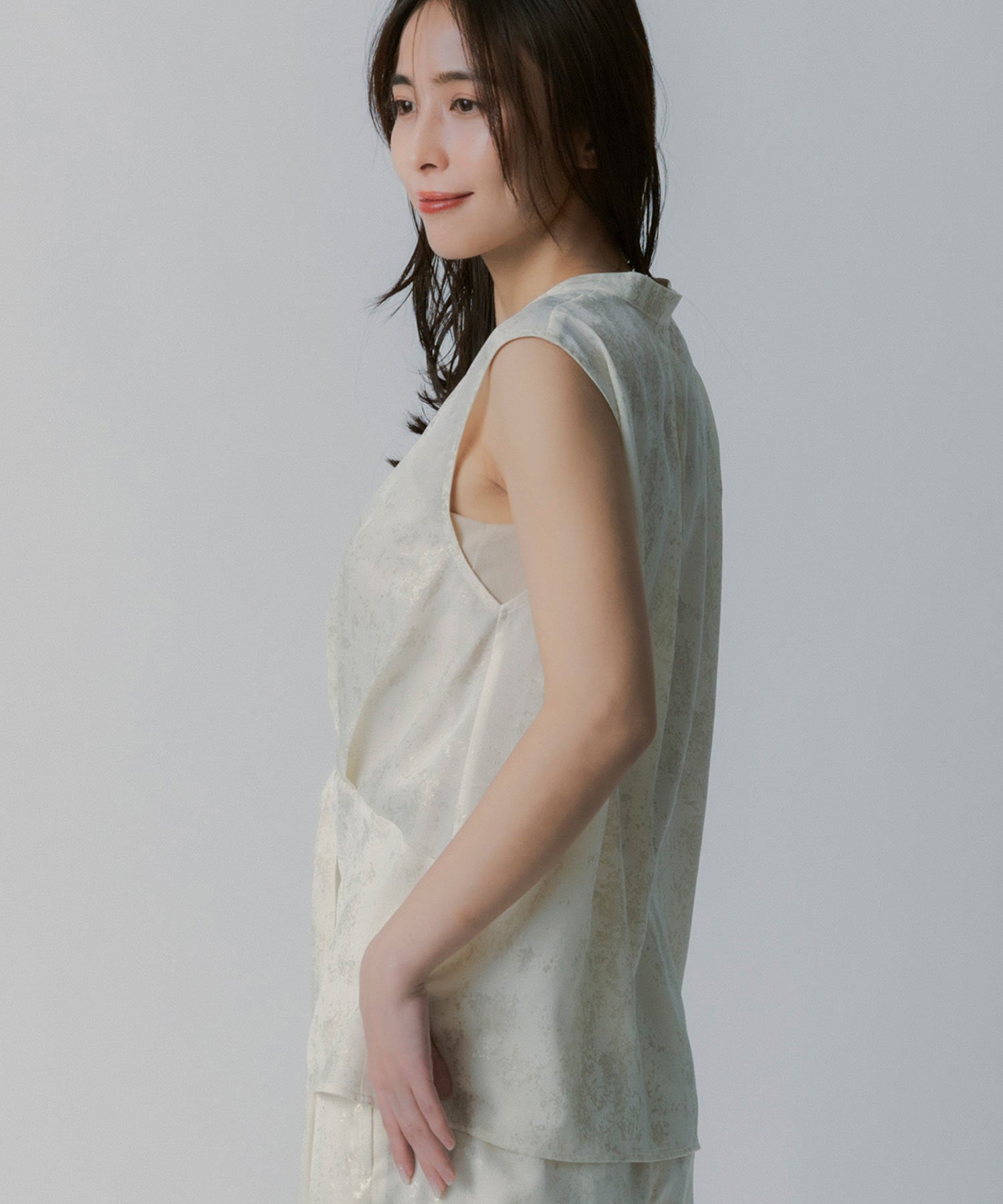 箔プリント ツイストVネックカットソー