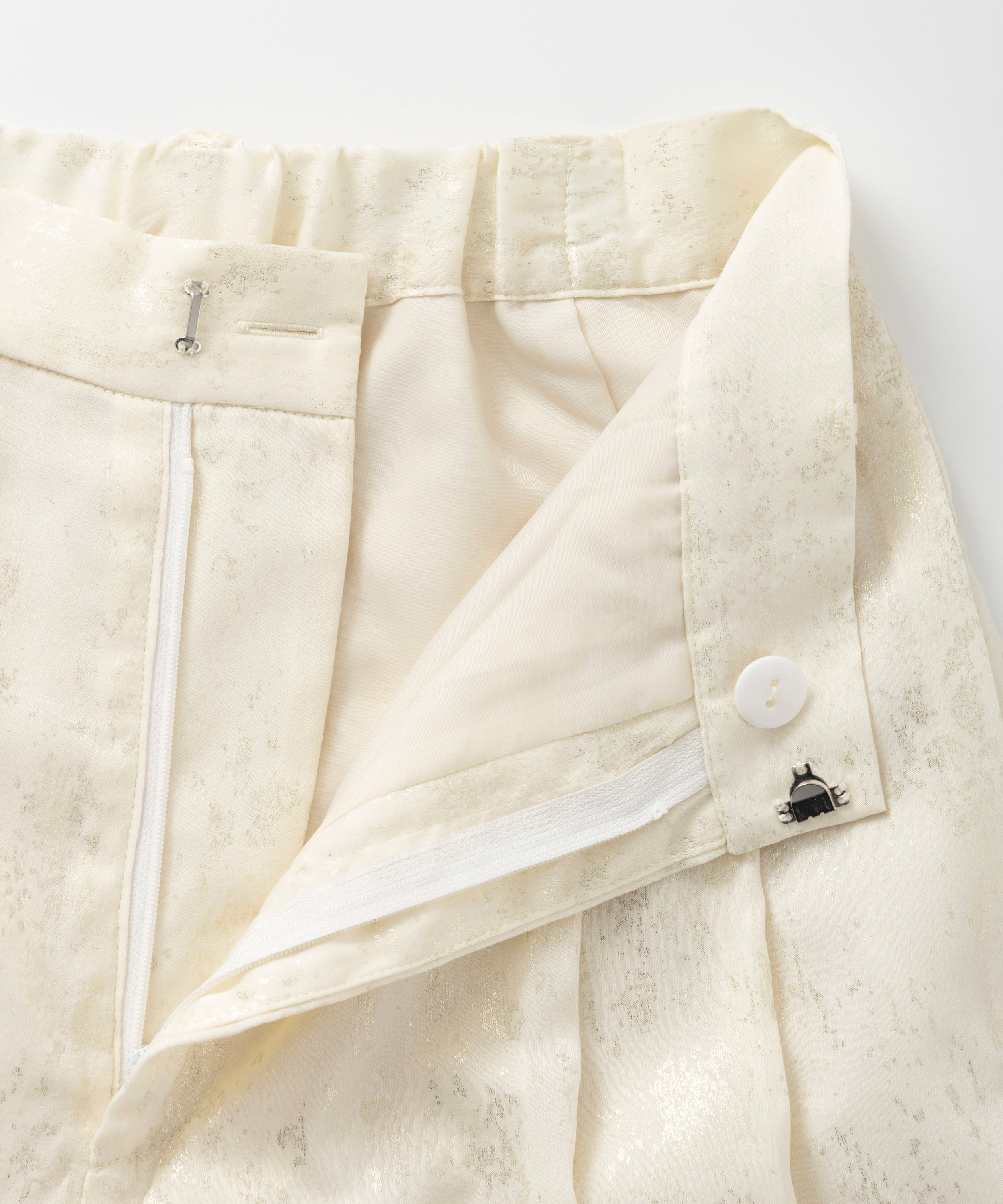 箔プリントタックパンツ