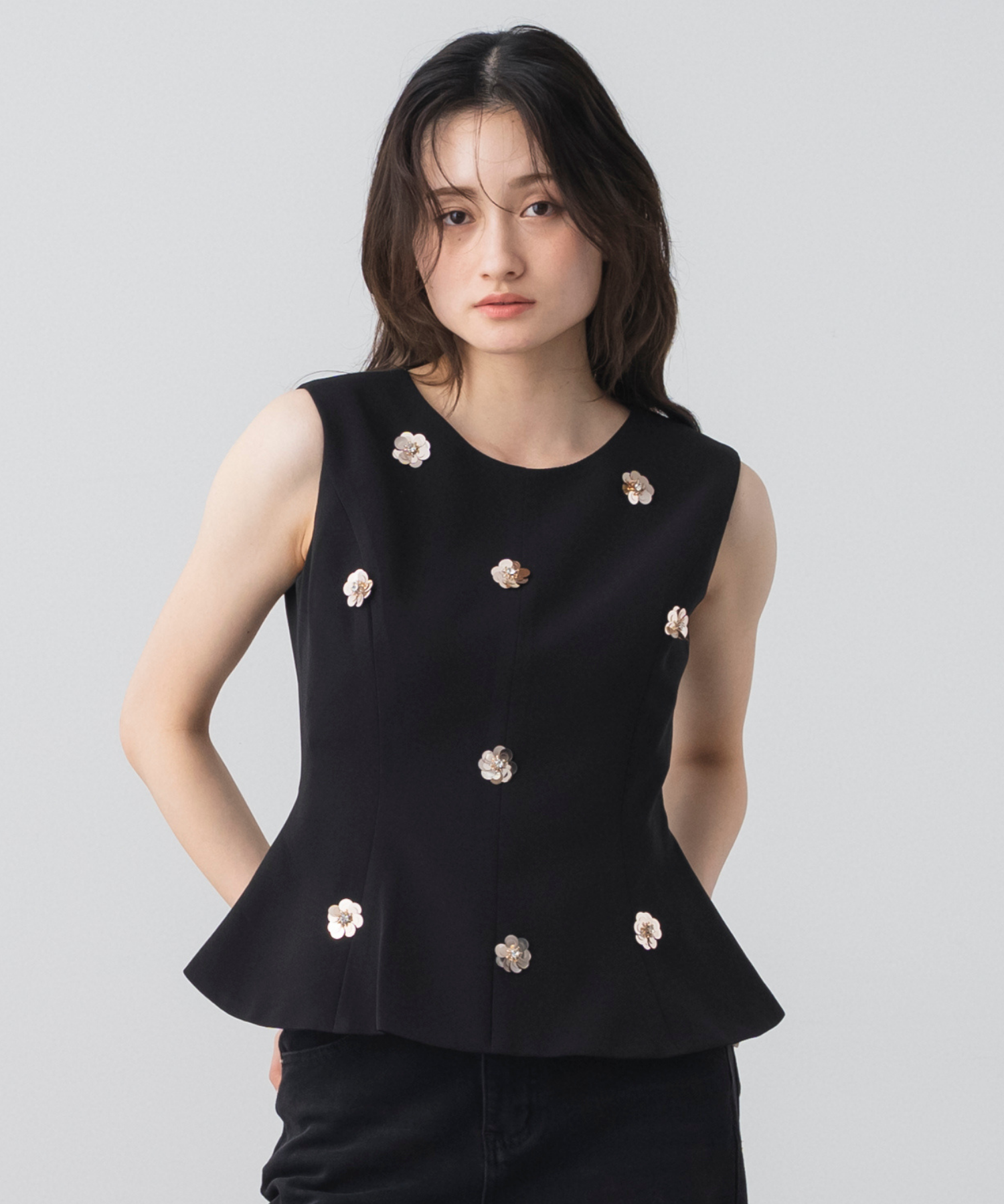 フラワーモチーフノースリーブペプラムトップス｜AJUGA.（アジュガ