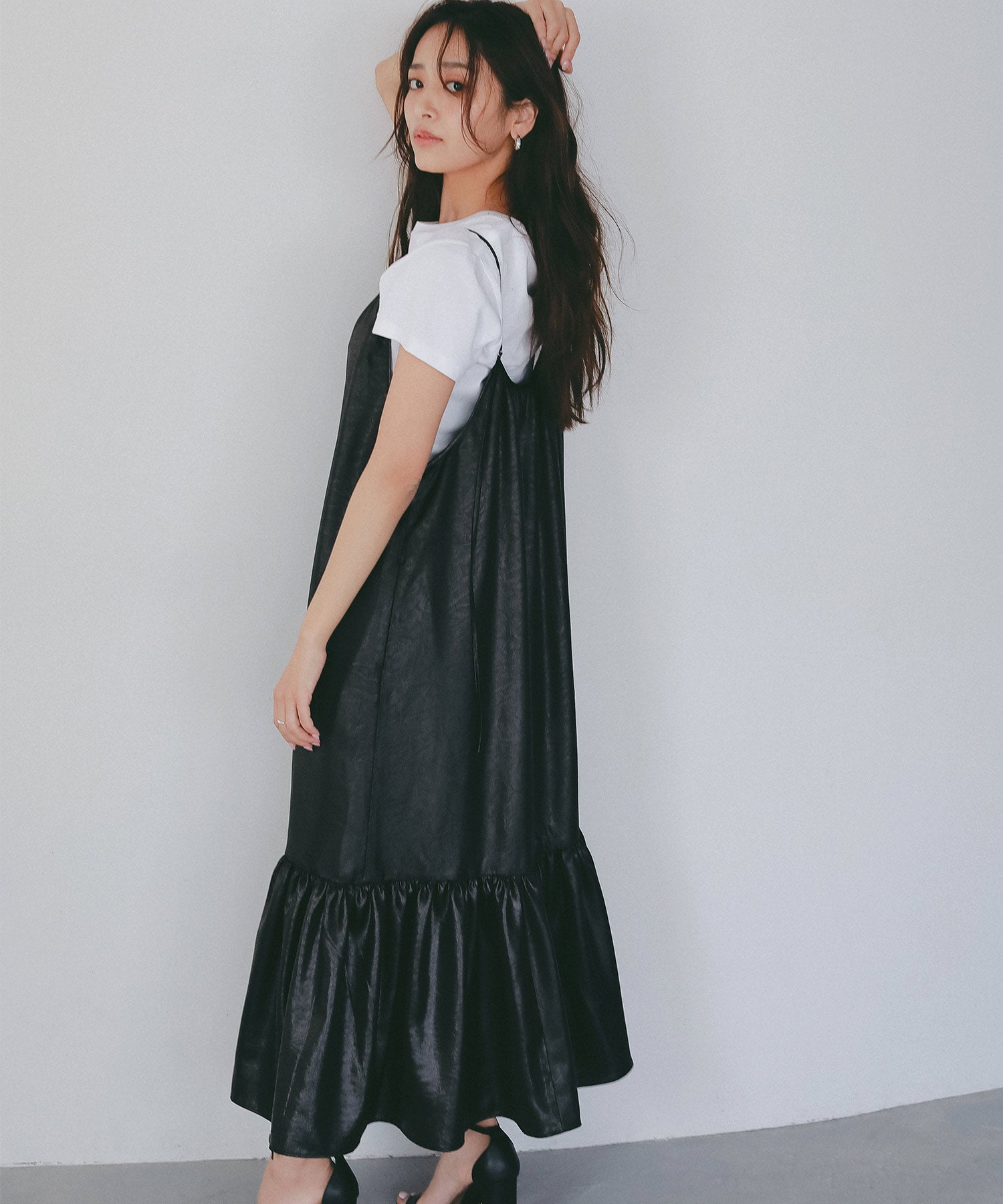 2月上旬お届け】レザーライク キャミソールワンピース｜AJUGA