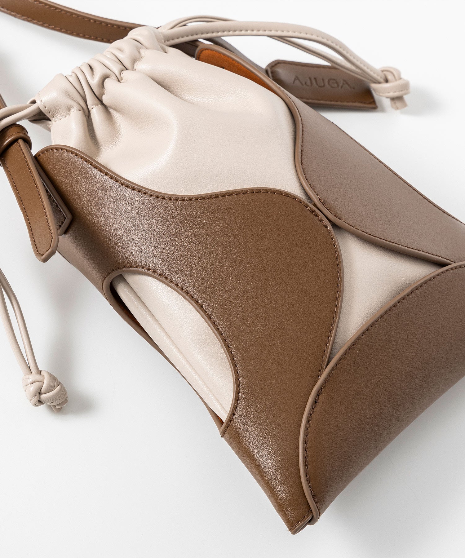 【12月上旬お届け予約商品】カットワークエコレザーショルダーバッグ